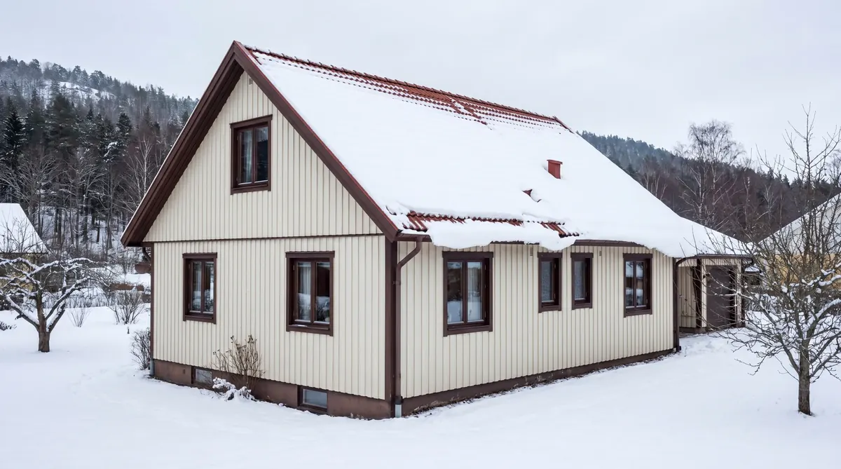 Före – Villa i Skövde – takbyte och nya snörasskydd vid Billingen