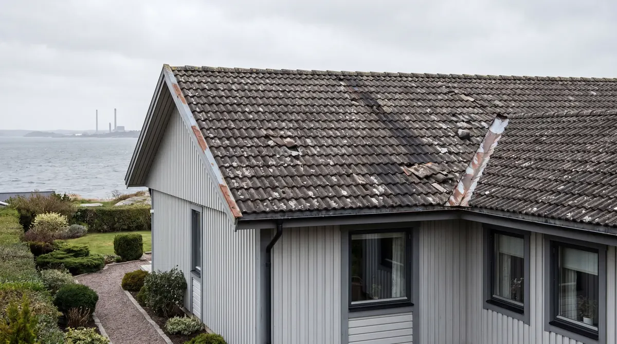 Före – Villa i Stenungsund – PVDF-plåttak nära kemiindustrin